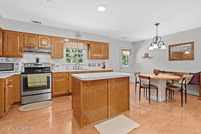 1018 W Hebron Ln, Shepherdsville, KY 40165