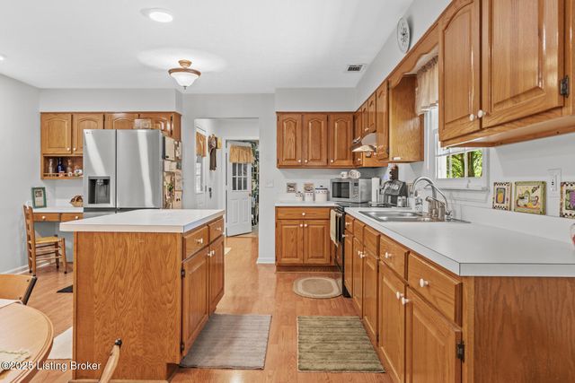 1018 W Hebron Ln, Shepherdsville, KY 40165