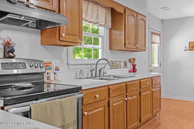1018 W Hebron Ln, Shepherdsville, KY 40165