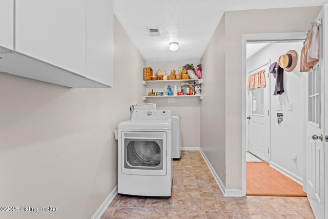 1018 W Hebron Ln, Shepherdsville, KY 40165