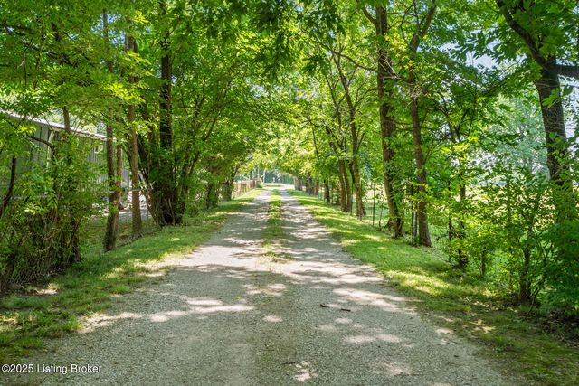 1018 W Hebron Ln, Shepherdsville, KY 40165