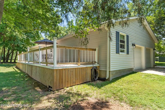 1018 W Hebron Ln, Shepherdsville, KY 40165