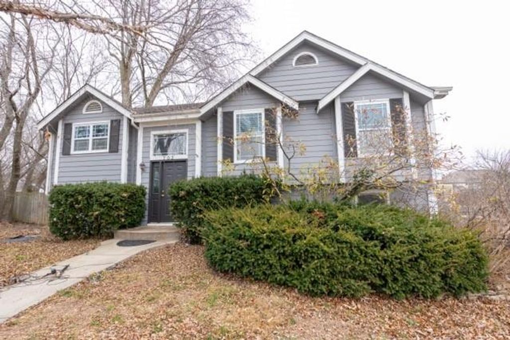 703 YORK Drive, Belton, MO 64012