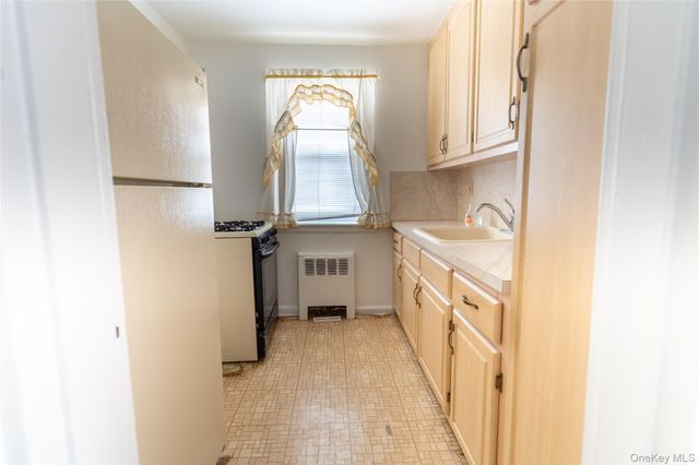 152-06 Jewel Avenue 83A, Flushing, NY 11367