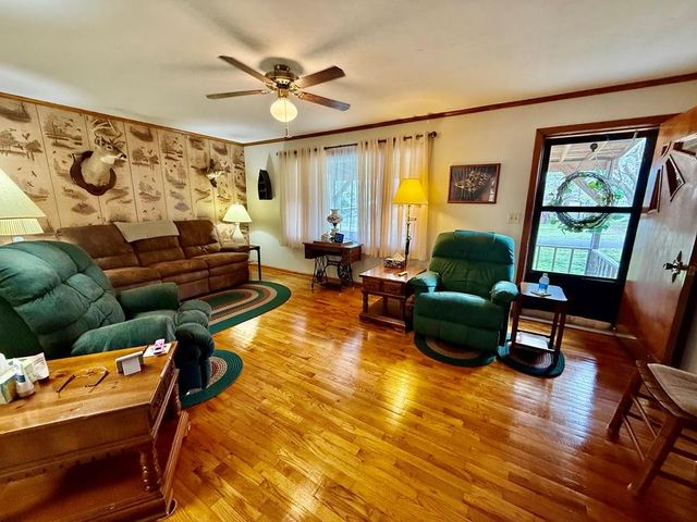 180 Center Dr, Springville, TN 38256