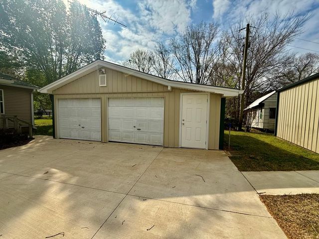 180 Center Dr, Springville, TN 38256