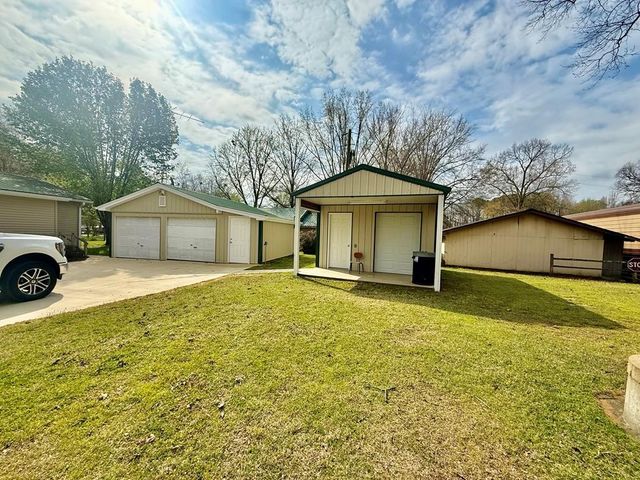 180 Center Dr, Springville, TN 38256