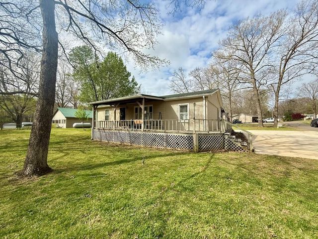 180 Center Dr, Springville, TN 38256