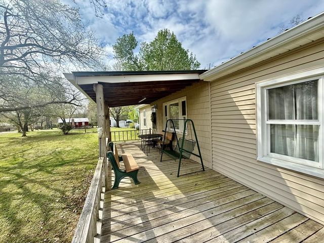 180 Center Dr, Springville, TN 38256