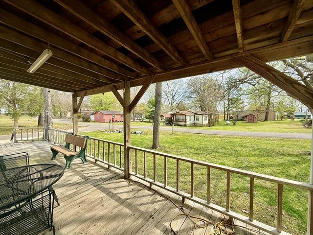 180 Center Dr, Springville, TN 38256