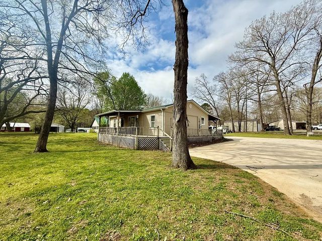 180 Center Dr, Springville, TN 38256