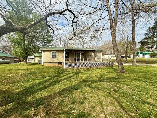 180 Center Dr, Springville, TN 38256