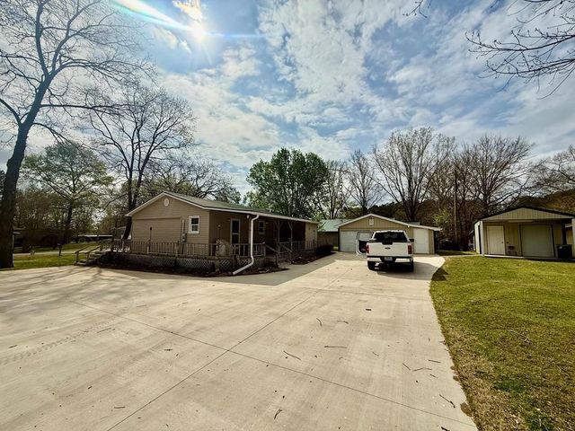 180 Center Dr, Springville, TN 38256