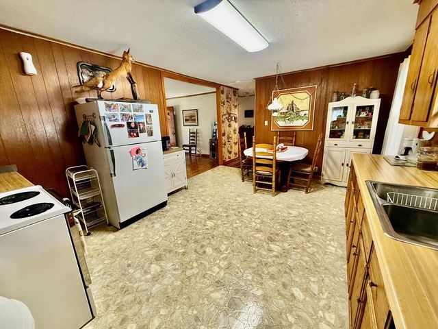 180 Center Dr, Springville, TN 38256