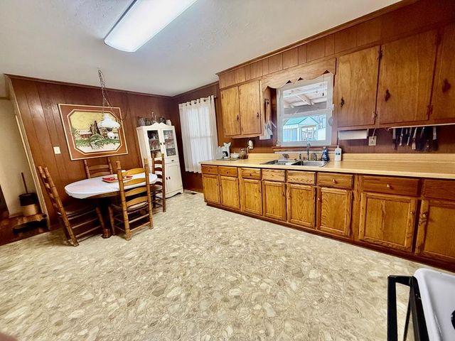 180 Center Dr, Springville, TN 38256
