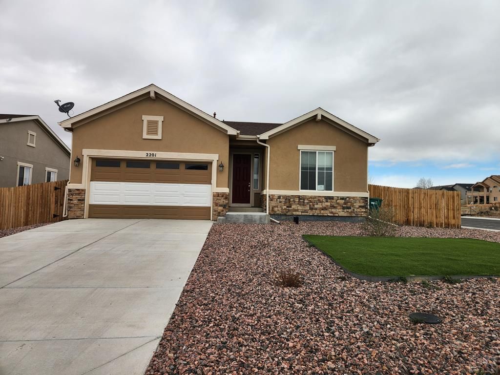 2201 Sunrise Ln, Pueblo, CO 81008
