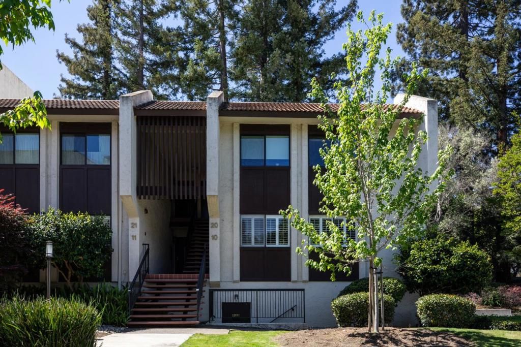 Image 22 of property listing at 226 W Edith Avenue 20, Los Altos, CA 94022