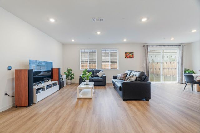 8462 Kissa Cir, Elk Grove, CA 95757