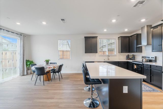 8462 Kissa Cir, Elk Grove, CA 95757