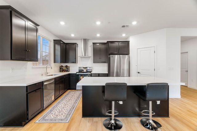 8462 Kissa Cir, Elk Grove, CA 95757