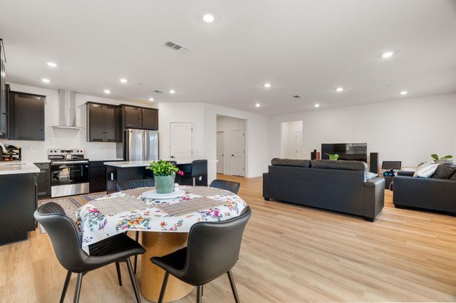 8462 Kissa Cir, Elk Grove, CA 95757