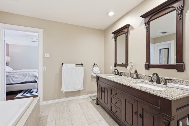 2816 N Creekwood Drive, Grapevine, TX 76051