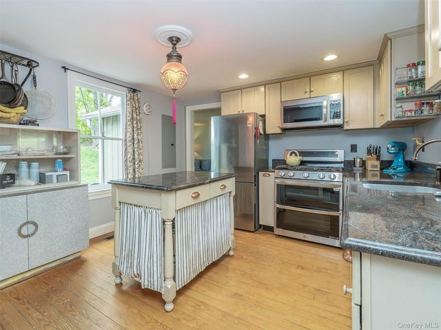 130 Mott Avenue, Roslyn, NY 11576