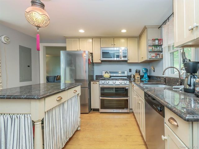 130 Mott Avenue, Roslyn, NY 11576