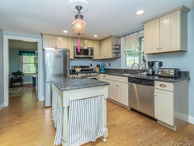 130 Mott Avenue, Roslyn, NY 11576