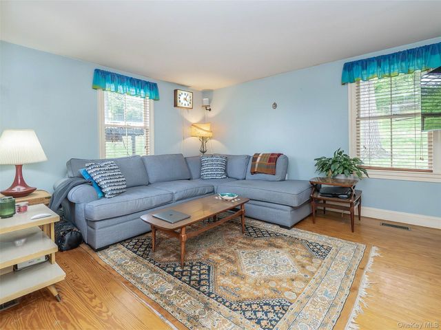 130 Mott Avenue, Roslyn, NY 11576
