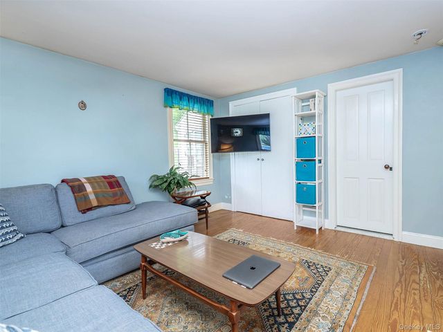 130 Mott Avenue, Roslyn, NY 11576