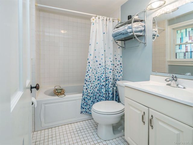 130 Mott Avenue, Roslyn, NY 11576