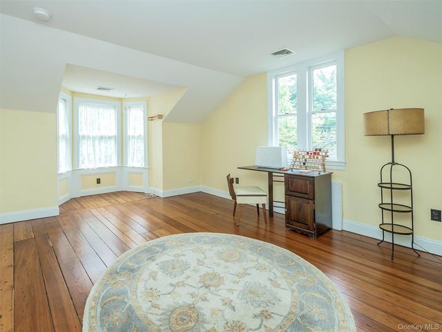 130 Mott Avenue, Roslyn, NY 11576