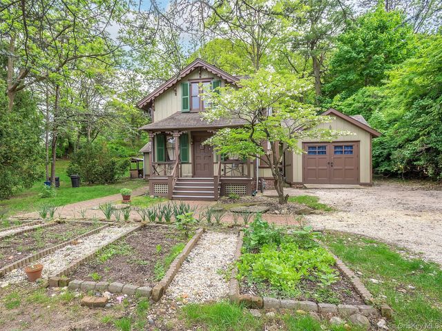 130 Mott Avenue, Roslyn, NY 11576