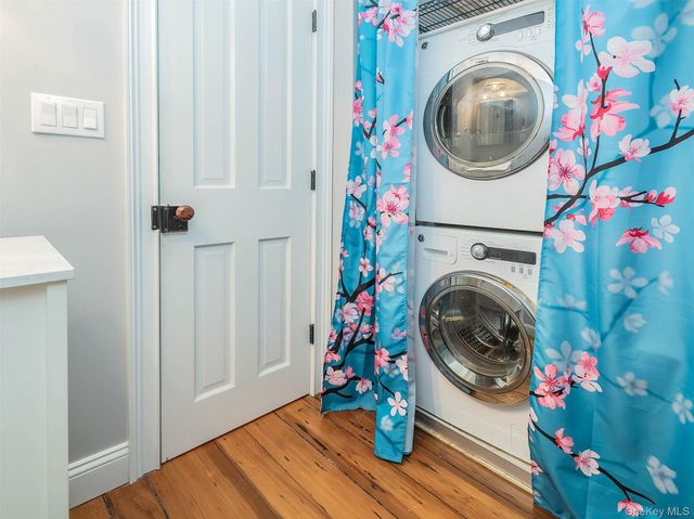 130 Mott Avenue, Roslyn, NY 11576