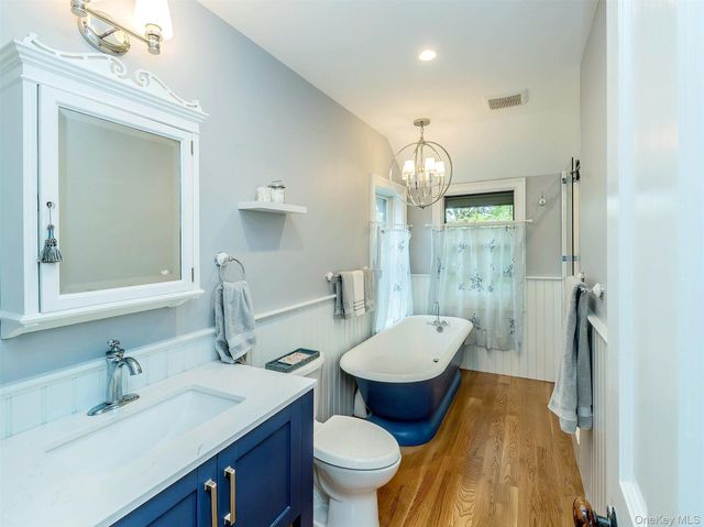 130 Mott Avenue, Roslyn, NY 11576