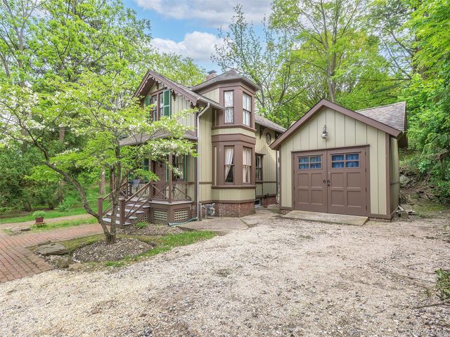 130 Mott Avenue, Roslyn, NY 11576