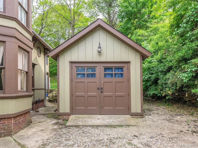 130 Mott Avenue, Roslyn, NY 11576