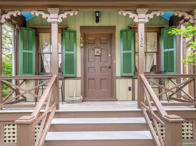 130 Mott Avenue, Roslyn, NY 11576