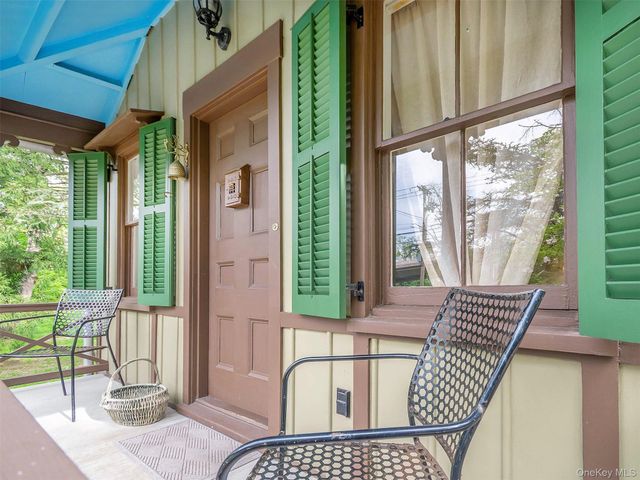 130 Mott Avenue, Roslyn, NY 11576