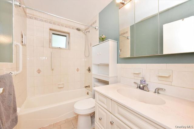 295 Merrick Road 4A, Amityville, NY 11701