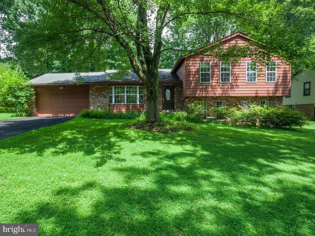 10522 BREVITY DR, Great Falls, VA 22066
