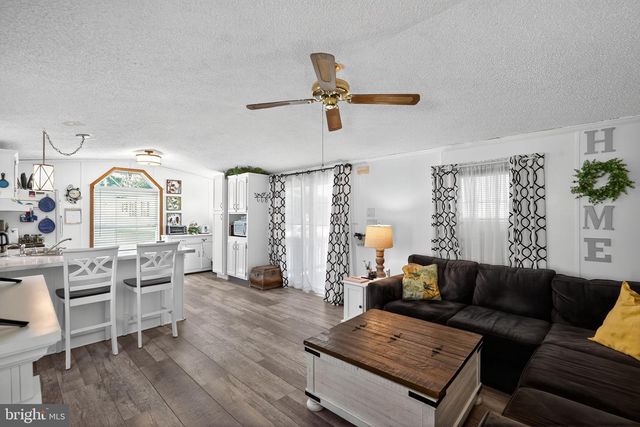 4 SOUTH DR, East Windsor, NJ 08520