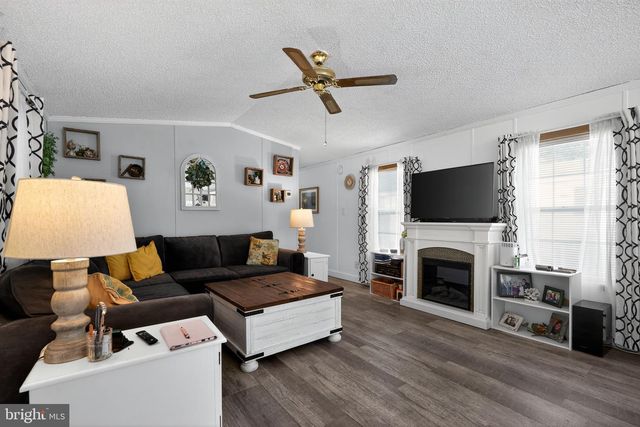 4 SOUTH DR, East Windsor, NJ 08520