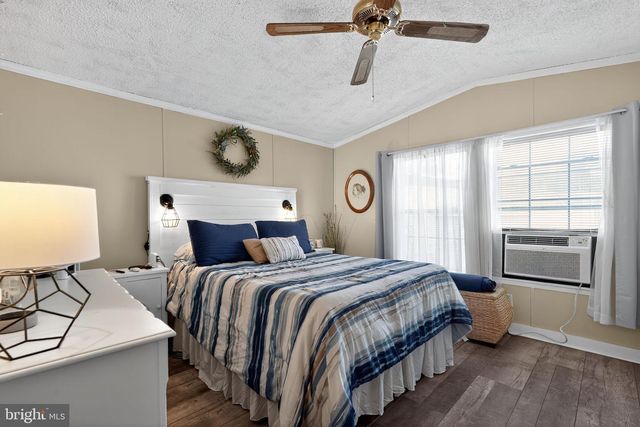 4 SOUTH DR, East Windsor, NJ 08520