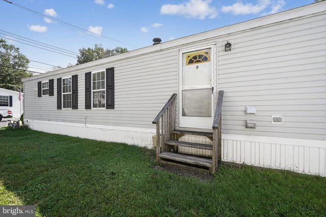 4 SOUTH DR, East Windsor, NJ 08520