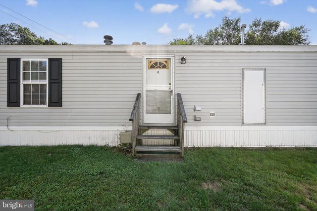 4 SOUTH DR, East Windsor, NJ 08520
