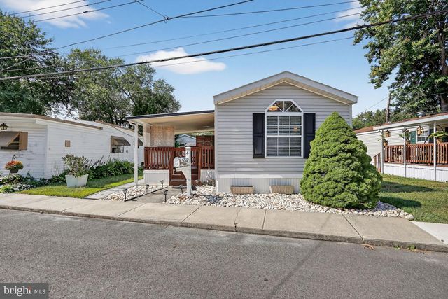 4 SOUTH DR, East Windsor, NJ 08520