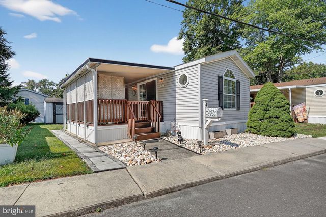 4 SOUTH DR, East Windsor, NJ 08520