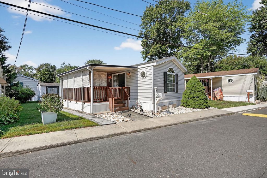 4 SOUTH DR, East Windsor, NJ 08520